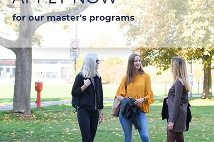 Oben steht: "Apply now for our master´s program". Darunter ist ein Foto von drei Studierenden, die sich unterhalten.