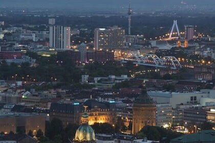 Aufnahme von Mannheim von oben bei Abenddämmerung.