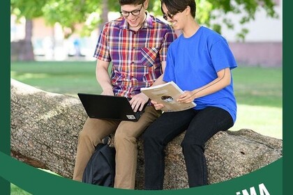 Zwei Studierende sitzen auf einem Baumstamm und unterhalten sich. Darunter steht: Green Uni MA