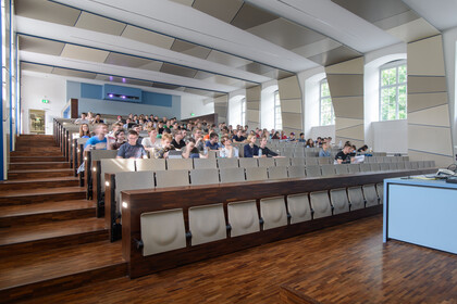 Ein Hörsaal mit Studierenden