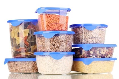 Tupperware-Dosen sind mit verschiedenen Lebensmittel wie Nudeln oder Linsen befüllt.