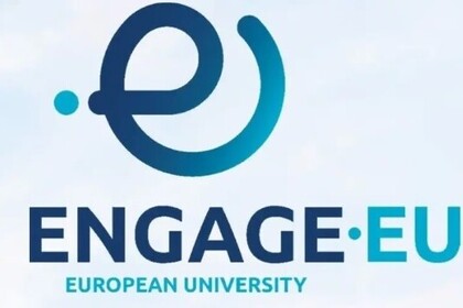 Logo: ENGAGE EU European University, hellblauer Hintergrund, blaue Schrift