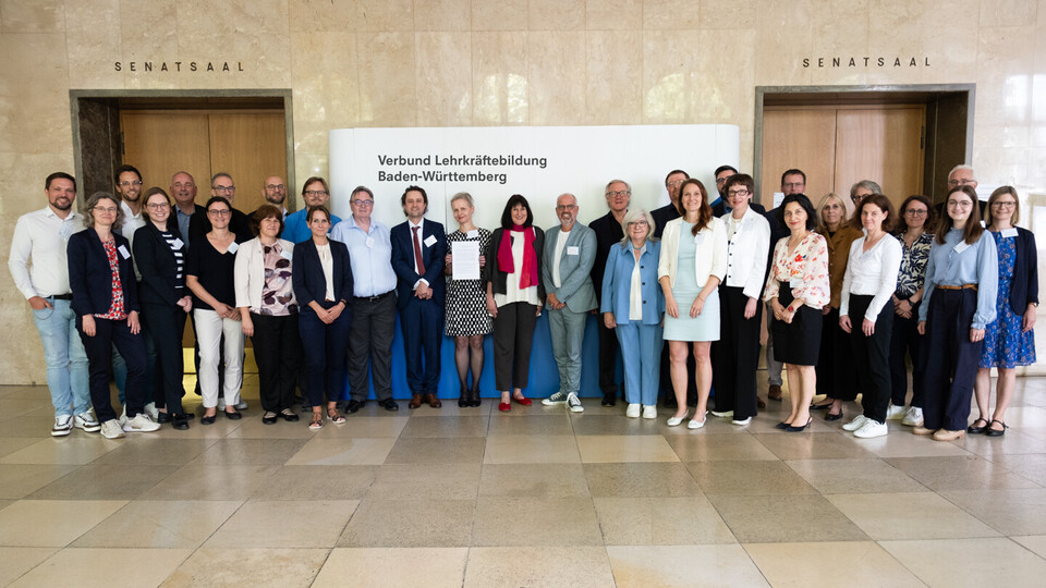 Gruppenbild der Gründungsveranstaltung – mit Vertreter*innen der teilnehmenden Hochschulen. Von der Universität Mannheim war Prorektorin Prof. Dr. Cornelia Ruhe (Mitte) dabei.