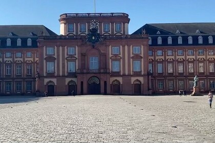 Unten steht: "5 Gründe an der Universität Mannheim zu studieren". Im Hintegrund ist der Mittelbau der Universität Mannheim zu sehen.