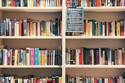 Regal mit verschiedenen Büchern zum Tauschen an der Universität Mannheim beim Campusshop