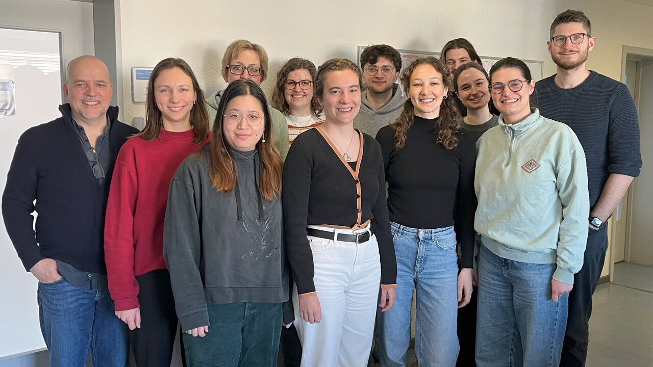 FSS 2025 Gruppenbild des Lehrstuhls in einem universitären Gebäude, FSS 2025