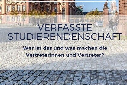 Im Zentrum steht "Verfasste Studierendenschaft. Wer ist das und was machen die Vertreterinnen und Vertreter?". Im Hintergrund ist der Ehrenhof der Universität Mannheim zu sehen.