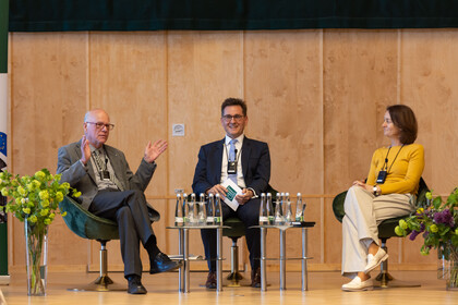 Norbert Lammert, Friedemann Kainer und Katarina Barley sitzen auf einer Bühne