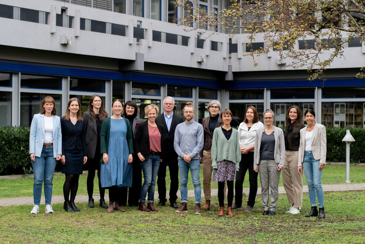 Gruppenfoto der Mitarbeitenden im Fakultätsmanagement der sozialwissenschaftlichen Fakultät. 