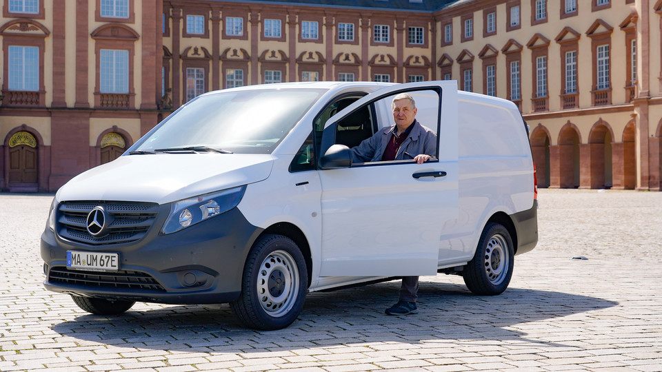 Ein weißer Mercedes-Transporter steht auf dem Ehrenhof der Universität Mannheim.