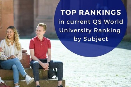 Zwei Studierende sitzen auf den Stufen einer Statue im Ehrenhof und unterhalten sich mit einer dritten Person, die großteils aus dem Bild geschnitten wurde. In der rechten oberen Ecke steht in einem blauen Kreis in großer Schrift "TOP RANKINGS in current QS Worl University Ranking by Subject".