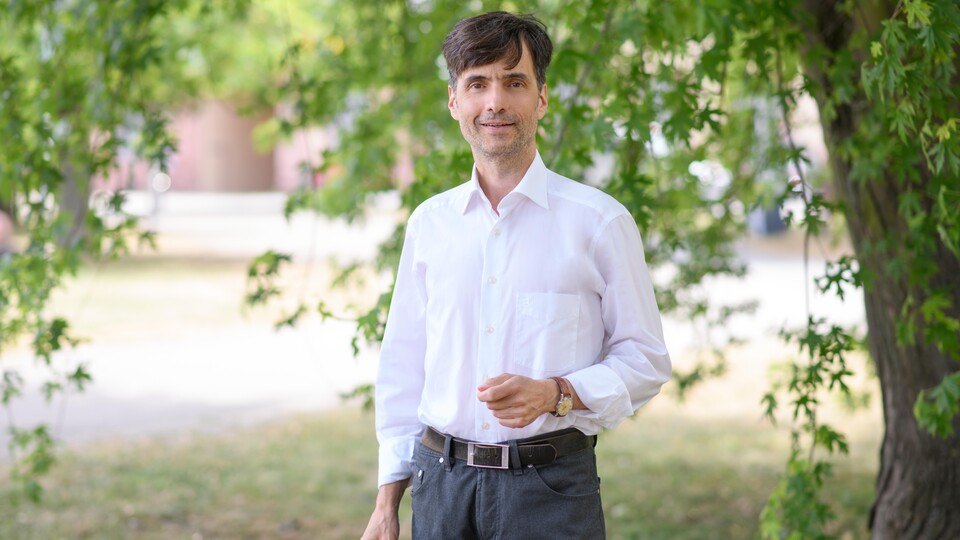Prof. Dr. Georg W. Alpers trägt ein weißes Hemd und lächelt freundlich.