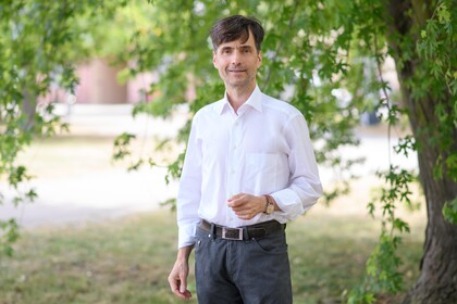 Prof. Dr. Georg W. Alpers trägt ein weißes Hemd und lächelt freundlich.