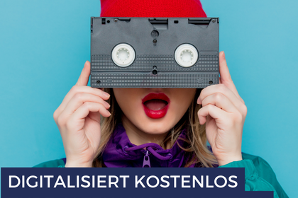 Eine junge Frau hat den Mund vor Verwunderung geöffnet und hält sich eine alte VHS-Kassette vor die Augen. Link: Instagram VHS-Kassetten digitalisiern