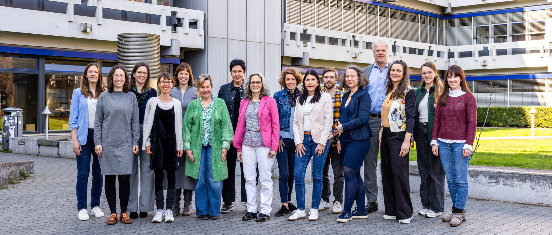 Gruppenbild des Dekanatsbüros der Fakultät für Sozialwissenschaften