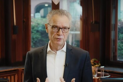 Dekan Lutz vor einer Fensterwand