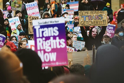 Menschen protestieren für Rechte von Transpersonen