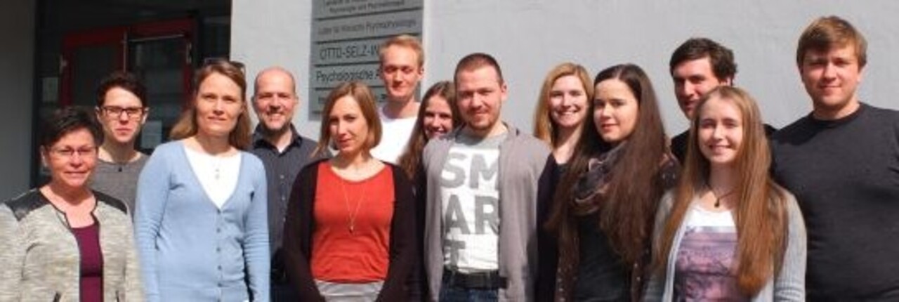 FSS 2016 Gruppenbild des Lehrstuhls vor einem universitären Gebäude, FSS 2016