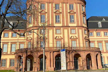 Blick auf die Universität Mannheim an einem sonnigen Tag
