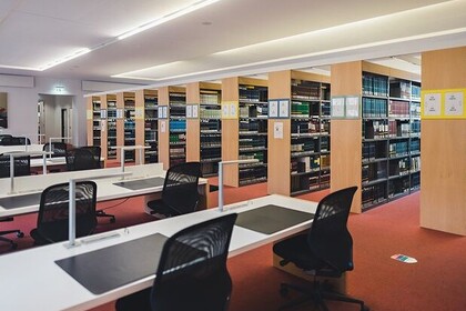 Blick auf die Einrichtung der Bibliothek Schloss Schneckenhof.