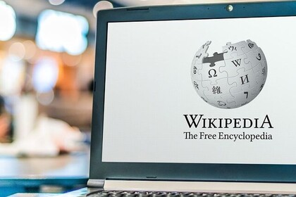 Aufgeklappter Laptop mit der geöffneten Wikipedia-Seite. Link: Instagram Wikipedia Schreibwerkstatt