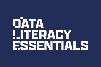 In weißer Schrift steht "DATA LITERACY ESSENTIALS" auf dunkelblauem Hintergrund.