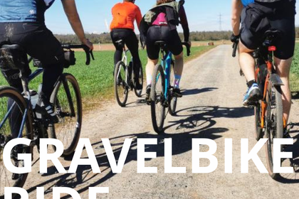Three cyclists driving through a path. As a reminder for the gravelbike ride.