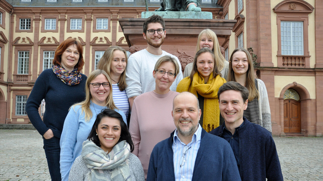 HWS 2019 Gruppenbild des Lehrstuhls vor dem Schloss, HWS 2019