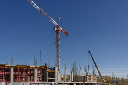 Ein Kran auf einer Baustelle.
