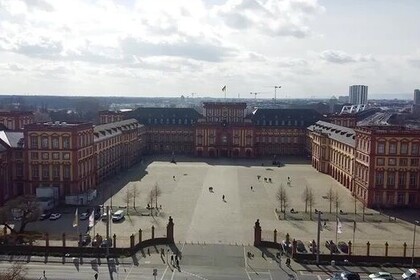 Aufnahme der Universität Mannheim mit Ehrenhof von oben.