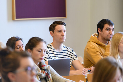 Studierende sitzen aufmerksam im Hörsaal.
