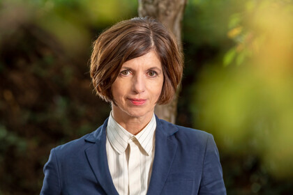 Portrait von Jutta Allmendinger. Sie trägt einen blauen Blazer über einer weißen Bluse. 