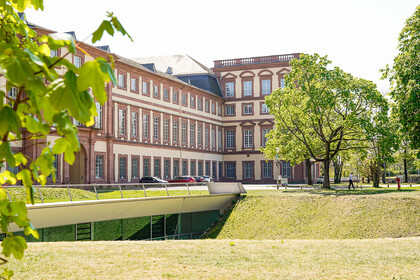 Der Westflügel des Mannheimer Schlosses mit Blick auf das Studien- und Konferenzzentrum unter der Erde.