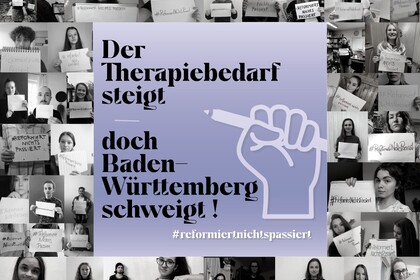 In der Mitte ein Text: "Therapiebedarf steigt – doch Baden-Württemberg schweigt! Hashtag reformiert nichts passiert." Dahinter eine Hand, die eine Faust macht und einen Stift hält. Rund um den Text sind schwarz-weiße Bilder von Menschen mit Protestschildern