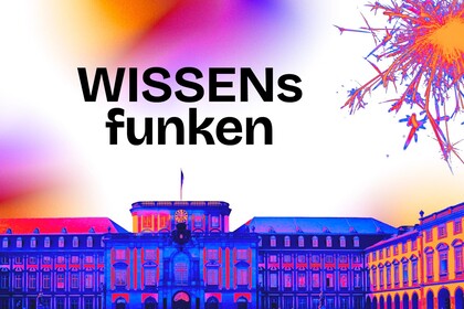 Das Mannheimer Schloss in orangenen und blauen Farben. Oben rechts die Funken einer Wunderkerze.