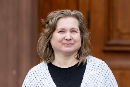 Portraitfoto von Prof. Dr. Lesia Horodenko. Sie trägt ein schwarzes Oberteil und eine weiße Strickjacke.
