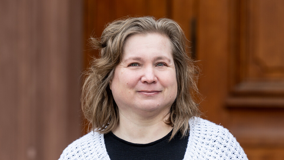 Portraitfoto von Prof. Dr. Lesia Horodenko. Sie trägt ein schwarzes Oberteil und eine weiße Strickjacke.