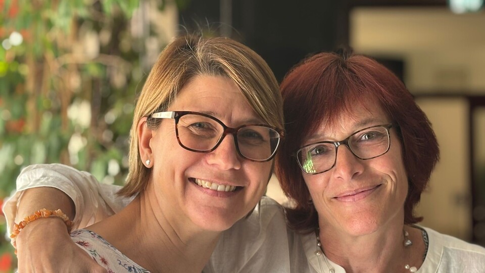 Bild zweier lachender Frauen