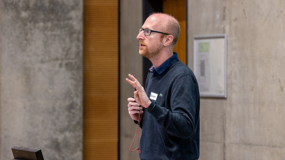 Florian Keusch im Hörsaal bei der Begrüßungsveranstaltung