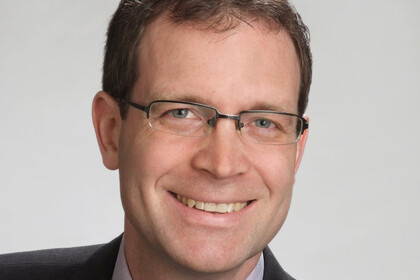 Johannes Voget hat kurze braune Haare und trägt eine Brille.