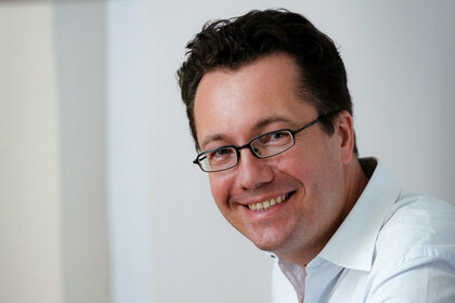 Portrait von Volker Nocke. Er trägt eine Brille und ein weißes Hemd.