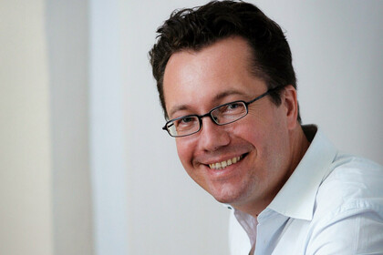 Portrait von Volker Nocke. Er trägt eine Brille und ein weißes Hemd.