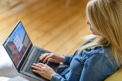 Eine Studentin arbeitet an ihrem Laptop.