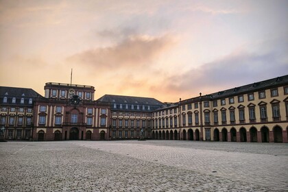 Blick auf den Mittelbau und Westflügel der Universität Mannheim bei Sonnenuntergang.