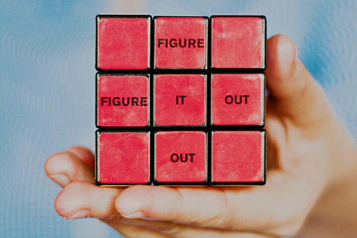 Ein roter Würfel mit der Aufschrift: Figure it out.