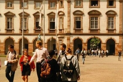 alte Aufnahme der Universität Mannheim. Viele Studierende durchqueren den Campus.