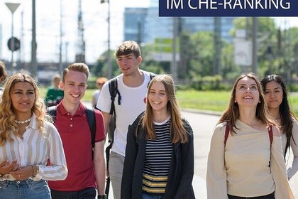 Eine Gruppe vorn Studierenden spaziert lachend über den Mannheimer Campus. Link: CHE Ranking 2023