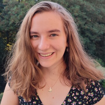Portrait von Rebekka Dürrschnabel vor einem Wald