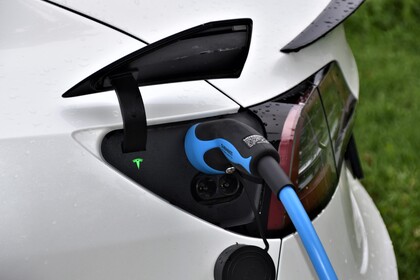 Nahaufnahme eines Elektrofahrzeugs beim Aufladen
