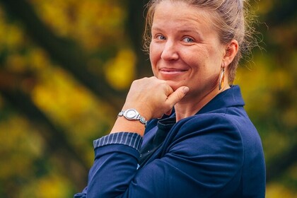 Portrait von Malgorzata Mikuck. Sie trägt ein blaues Oberteil und hat lange dunkelblonde Haare.